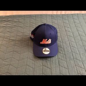 New Era Mens Mets cap. OSFA adjustable. Blue.